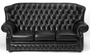 divano chesterfield con schienale alto