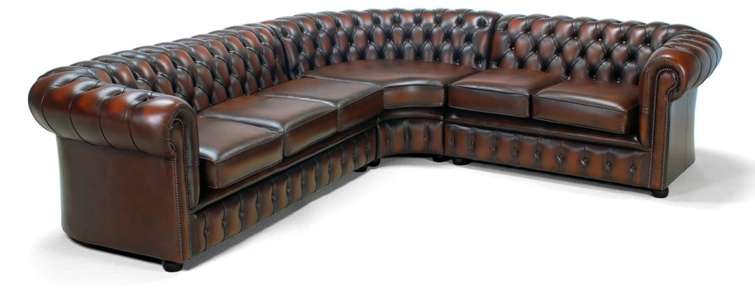 brązowa narożna sofa Chesterfield