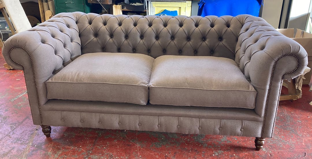 grå stof chesterfield sofa | 3-personers Chesterfield-sofa i gråt stof kun 750 kr chesterfield sofaer i gråt stof