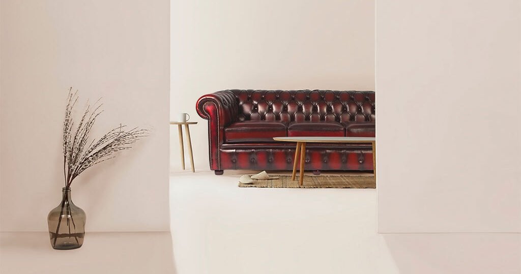 Minimalistisches Chesterfield-Sofa