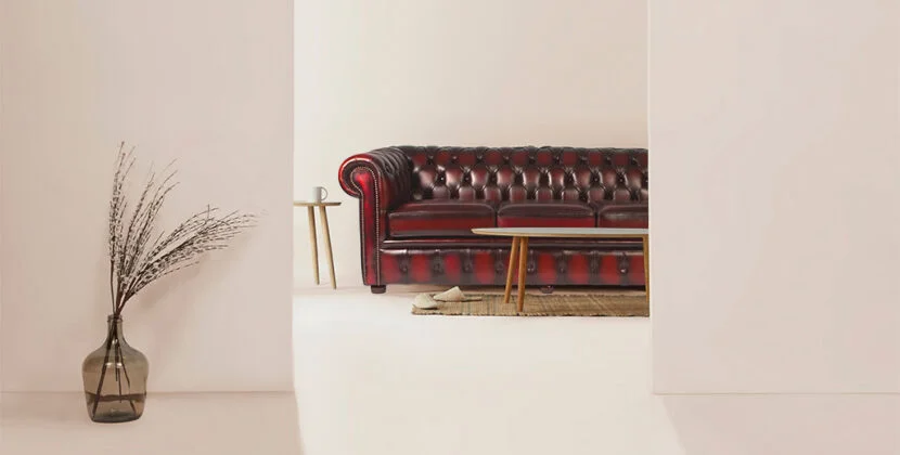 Minimalistyczna sofa Chesterfield
